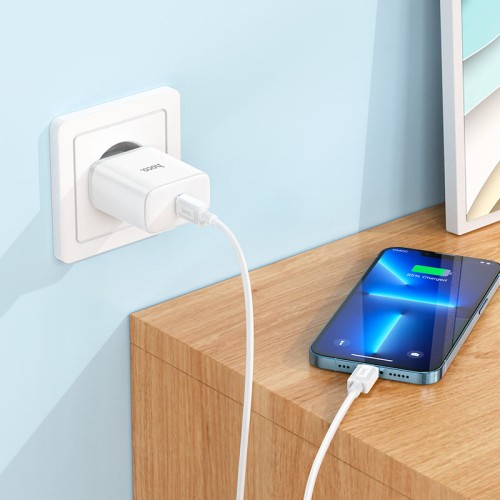 Мережевий зарядний пристрій з кабелем HOCO C104A Stage single port PD20W charger set (C to iP)(EU) White